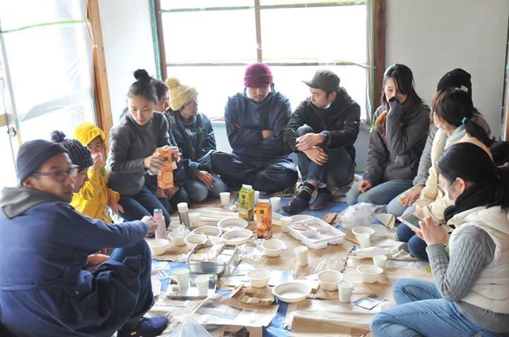 車座で地域の昼食を楽しむ時間