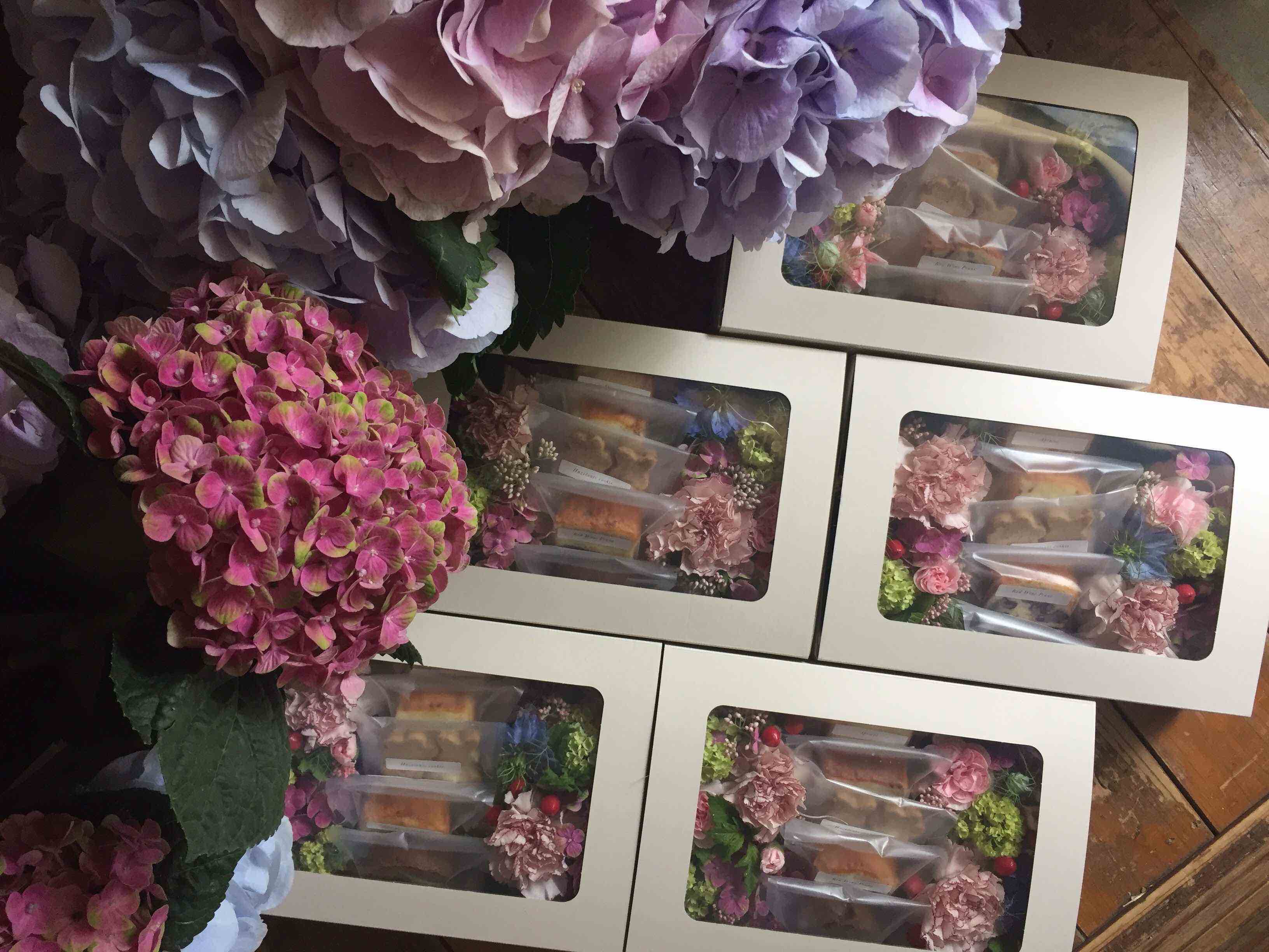 近所のカフェと企画した母の日のギフト