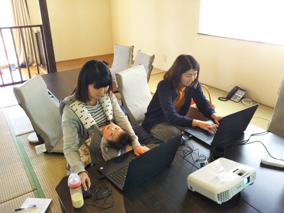 お子さんと一緒に働く様子