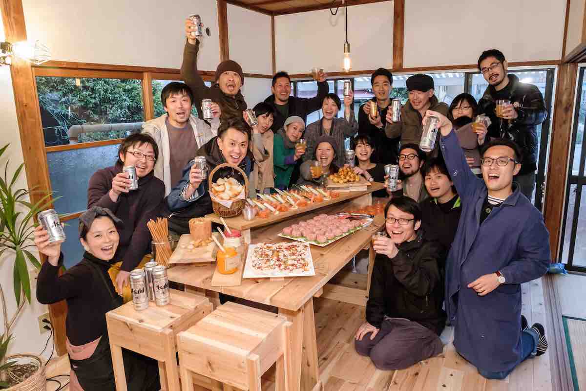 完成をみんなで祝う