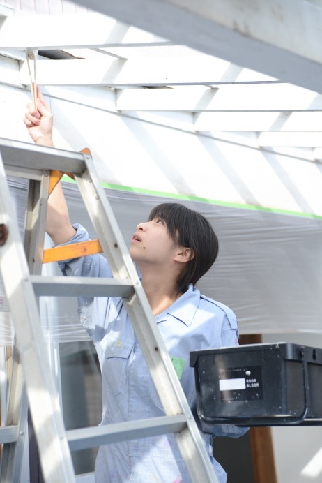 テラス屋根もみんなでヌリヌリ